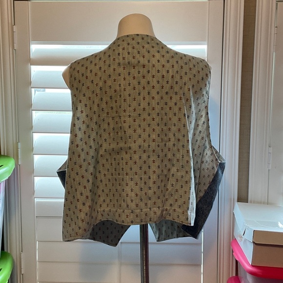 Denim Button-Up Vest - Picture 3 of 4